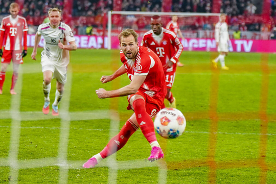 Kane cứu Bayern thoát thua tại Bundesliga