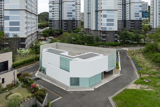 Nhà 244 m2 ba mặt giáp đường với thiết kế riêng tư