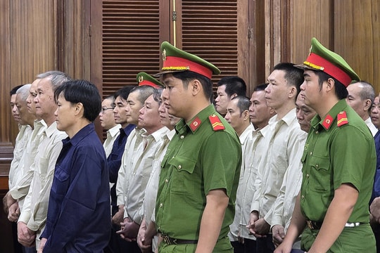 Ông chủ Saigon Transco 'lót tay' hải quan để buôn lậu 1,7 triệu lít dầu