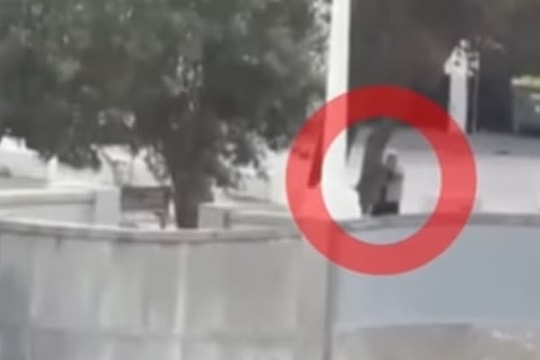 Khoảnh khắc cảnh sát mặc thường phục bắn hạ kẻ xả súng ở Australia