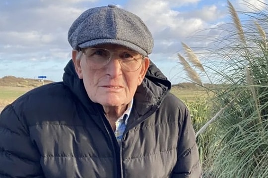 Bị phạt 300 USD vì nhổ chiếc lá bị gió thổi vào miệng