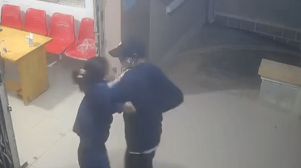 Nữ nhân viên y tế bị cướp kề dao khống chế