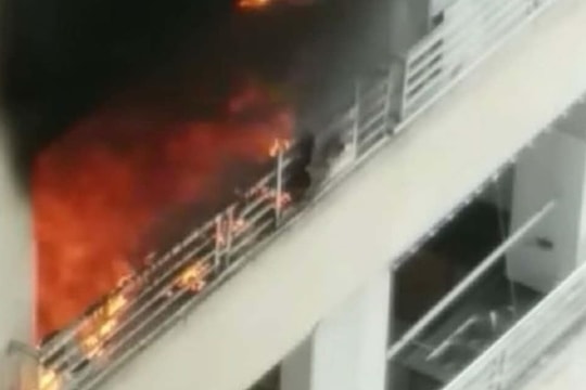 Căn hộ ở chung cư Đại Thanh bốc cháy dữ dội