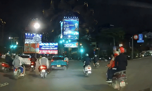 Người đi xe máy cắt ngang đầu hàng loạt xe gây tai nạn