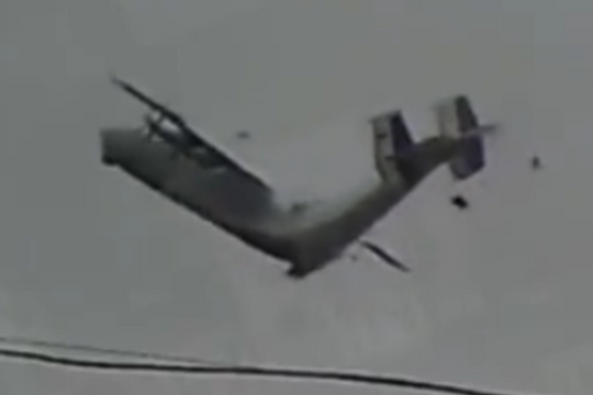 Giây phút vận tải cơ quân sự Nga gãy rời trên không