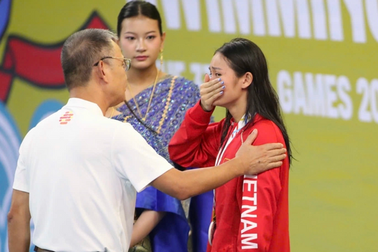 Vội vàng 'trao đổi chuyên môn' ngay khi VĐV nhận huy chương bạc SEA Games