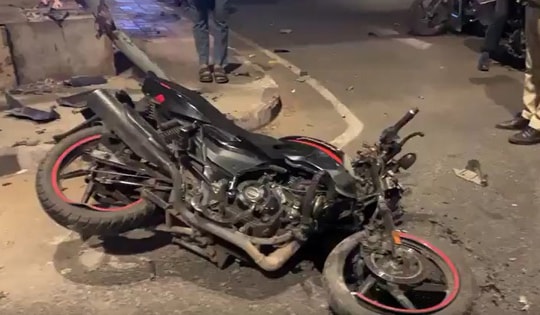 4 người trong gia đình tử vong khi xe máy đâm vào máy cày