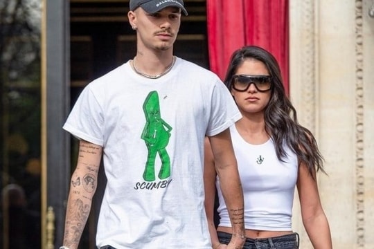 Con trai Beckham quấn quýt bạn gái hơn 3 tuổi