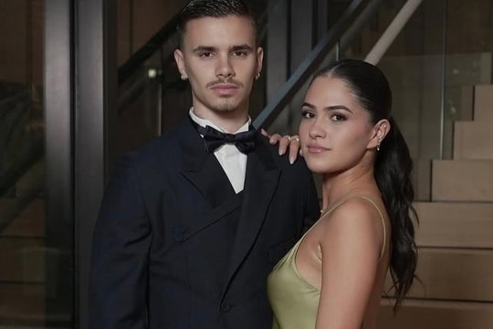 Romeo Beckham tình tứ bên bạn gái hơn 3 tuổi