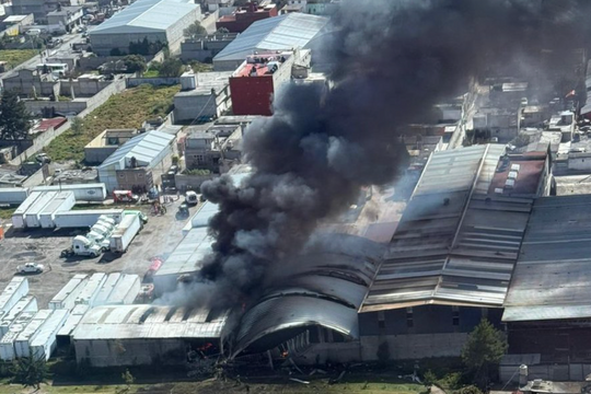 Hiện trường vụ máy bay lao xuống khu công nghiệp ở Mexico, 7 người chết