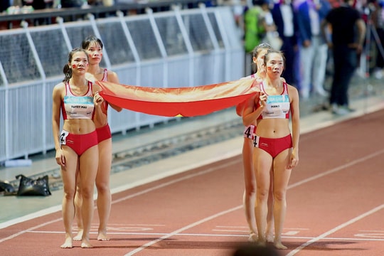 Đang ăn mừng HCV SEA Games 33, VĐV Việt Nam có hành động đáng ngưỡng mộ
