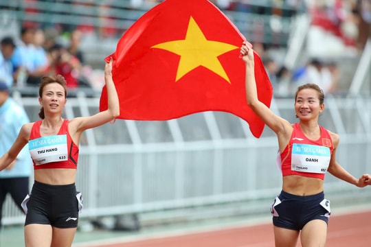 Đồng đội nói lời bất ngờ, Nguyễn Thị Oanh ngỡ ngàng rơi nước mắt