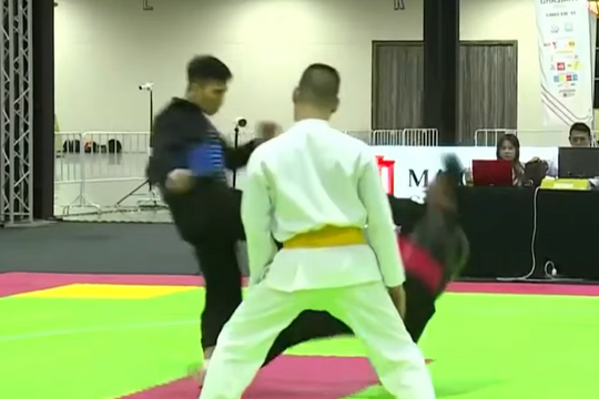 VĐV Thái Lan ăn vạ, võ sĩ Việt Nam đang thắng bị xử thua