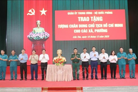 Trao tặng tượng chân dung Chủ tịch Hồ Chí Minh cho UBND các xã, phường ở Cần Thơ