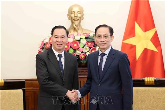 Bộ trưởng Ngoại giao tiếp Bộ trưởng Bộ Giáo dục và Thể thao Lào