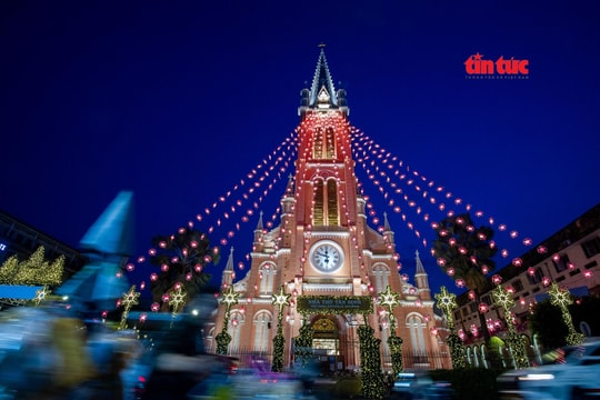 Ngắm ‘nhà thờ hồng’ Tân Định rực rỡ sắc màu mùa Giáng sinh