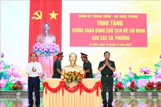 Tặng món quà ý nghĩa cho các xã, phường tại Cà Mau
