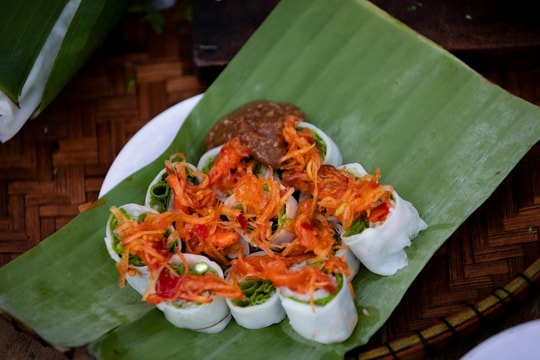 Hàng bánh cuốn cung đình 55 năm bán ở ven đường thành phố Huế