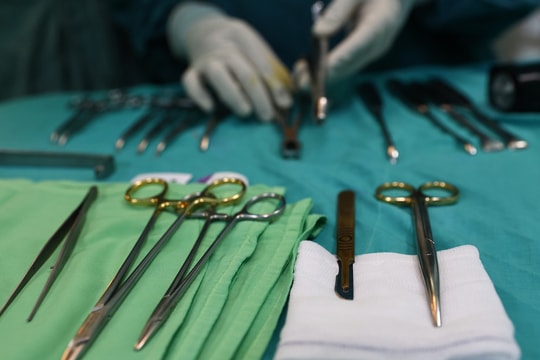 Gãy dương vật do bắt chước tư thế sex như phim