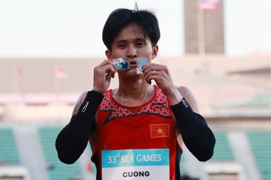 Trung Cường cất ảnh gia đình trong ống tay khi dự SEA Games 33