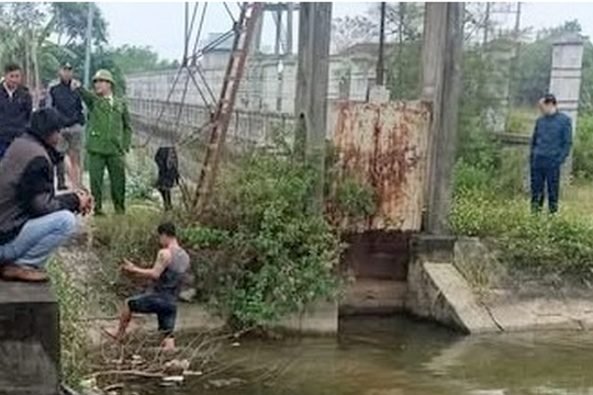 Nữ sinh lớp 8 bị bạn đâm tử vong