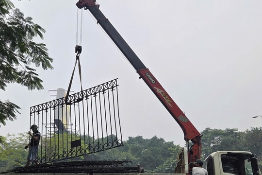 Dỡ xong hơn 2.000 m hàng rào ở công viên Thống Nhất