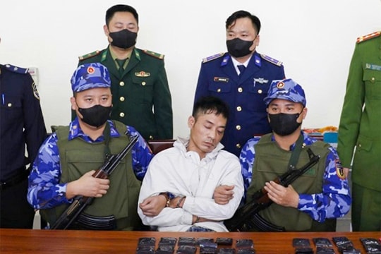 Mang súng ngắn phòng thân khi vận chuyển ma túy tiền tỷ