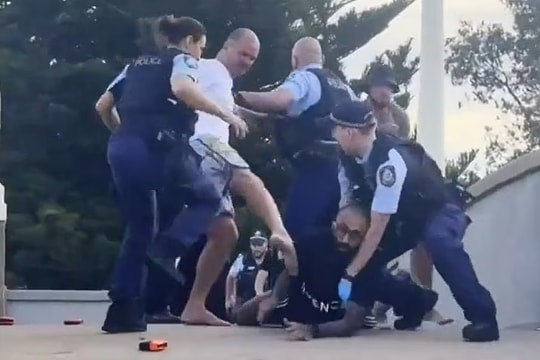 Người dân bị cảnh sát bắn nhầm sau khi tước vũ khí của kẻ xả súng