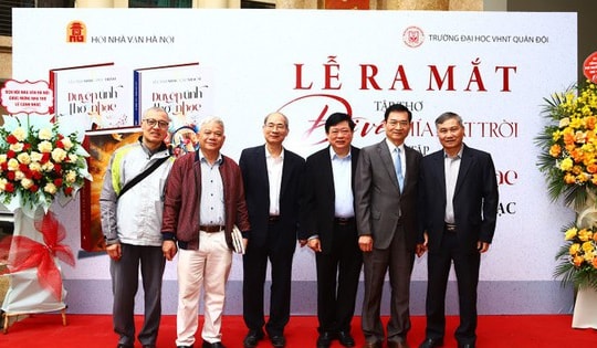 'Đi về phía mặt trời' của nhà thơ Lê Cảnh Nhạc hai lần được Hội Nhà văn Hà Nội xét tặng giải thưởng