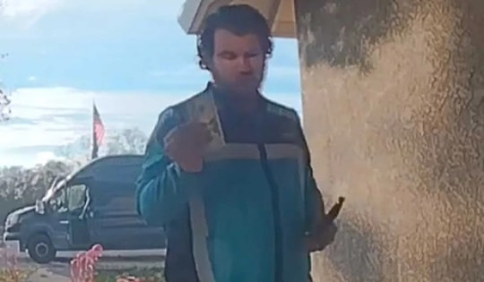 Phát hiện tiền rơi trước cửa nhà, tài xế giao hàng có hành động bất ngờ