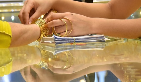 Sáng 16-12, giá vàng miếng SJC và vàng nhẫn đột ngột đảo chiều, rời mức đỉnh lịch sử