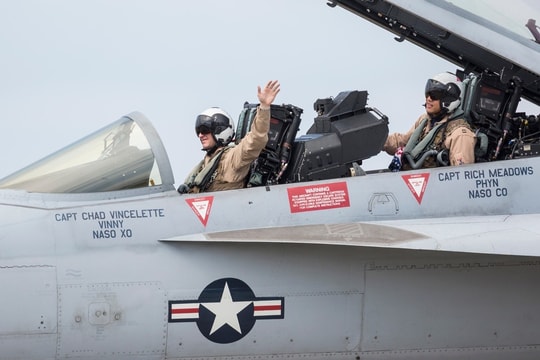 Phi công phụ của máy bay chiến đấu làm gì khi 'tử chiến trên không'?