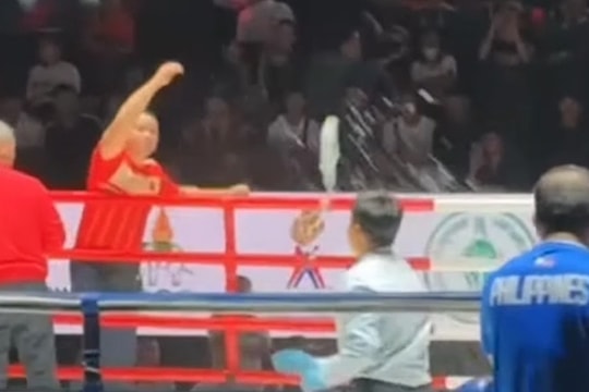 Nghi bị xử ép, HLV Việt Nam nổi giận ném chai nước, võ sĩ bỏ về không đánh tiếp