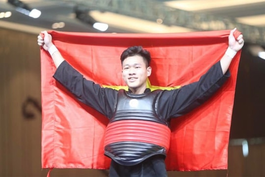 Đối thủ chơi xấu vẫn thua, võ sĩ Việt Nam chê 'không có chuyên môn còn đánh xấu'