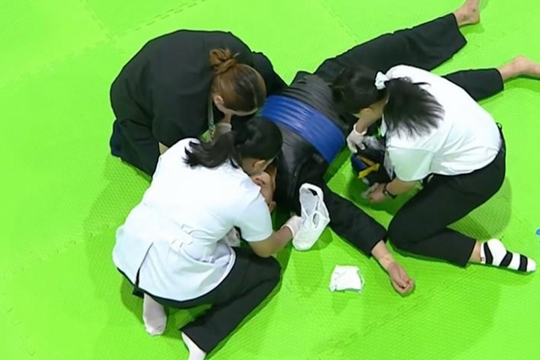 Võ sĩ Việt Nam bất tỉnh bị trọng tài bỏ mặc, ban tổ chức nói ăn vạ