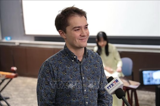 Người con xa xứ bắc 'Nhịp cầu Việt Nam' với thế giới