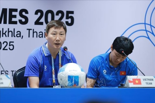 HLV Kim Sang Sik mong sự công tâm của trọng tài trong trận chung kết với U22 Thái Lan