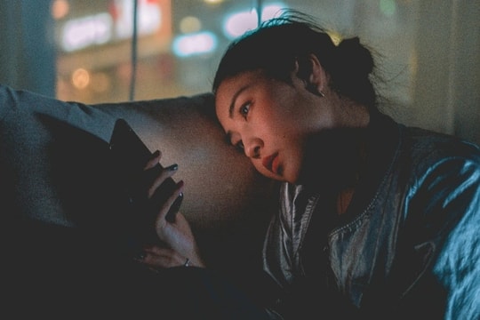 Đau đớn khi phát hiện chồng cài mật khẩu tin nhắn với đồng nghiệp nữ