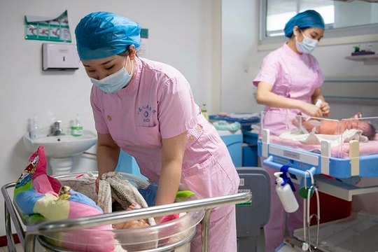 Trung Quốc trả tiền thụ tinh ống nghiệm, người dân vẫn 'ngán' sinh con