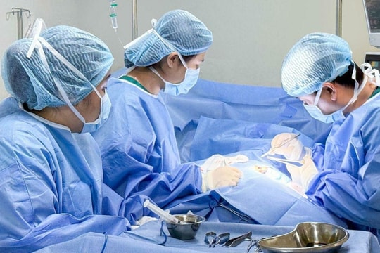 Bé trai bị dính vành tai bẩm sinh