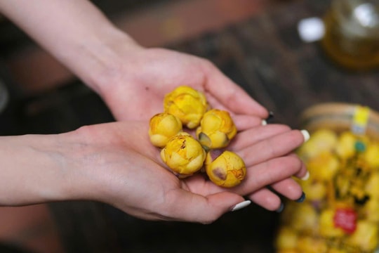 Cú đặt cược 'trà hoa vàng' của tỷ phú nông dân