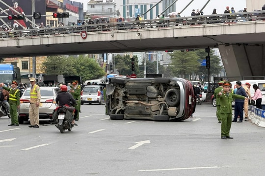 Ôtô gây tai nạn liên hoàn trên phố Hà Nội