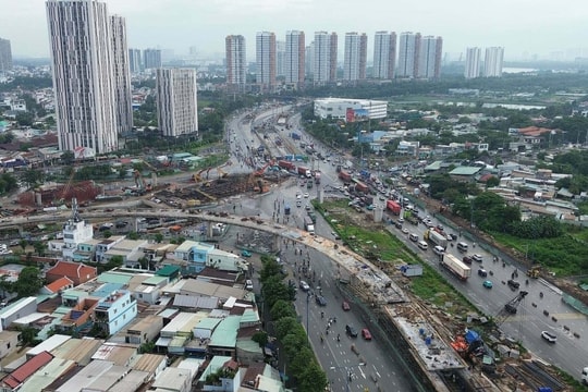 Nút giao 3 tầng lớn nhất TP HCM lùi tiến độ hoàn thành