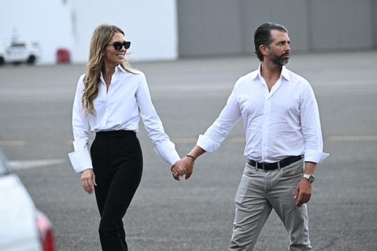 Con trai cả của ông Trump đính hôn tại Nhà Trắng