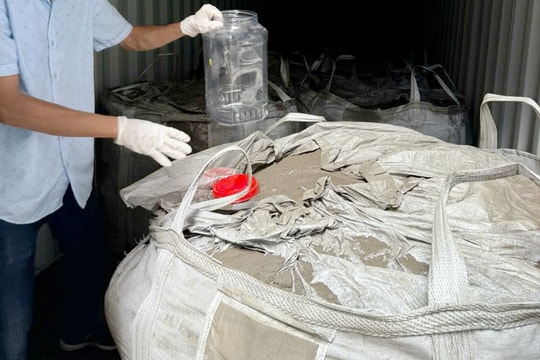 Nhiều người bị bắt vì xuất 650 tấn khoáng sản đội lốt rác qua Trung Quốc