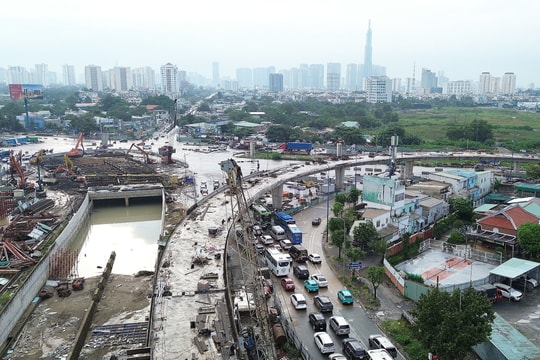 Nút giao lớn nhất TP HCM trễ hẹn 6 tháng