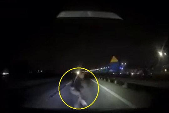 Băng ngang cao tốc trong đêm người đi bộ bị ôtô đâm