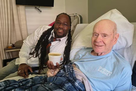 Nhân viên nhà hàng Mỹ cứu mạng khách quen