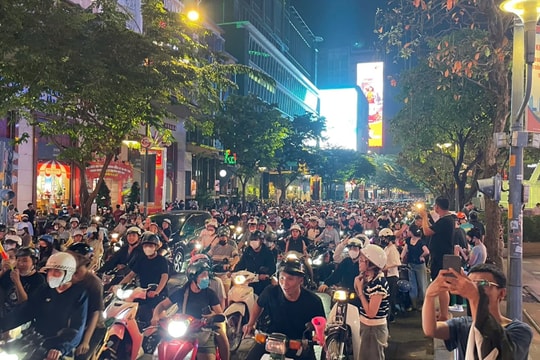 Trực tiếp: Người hâm mộ ăn mừng U22 Việt Nam thắng Thái Lan, vô địch SEA Games 33