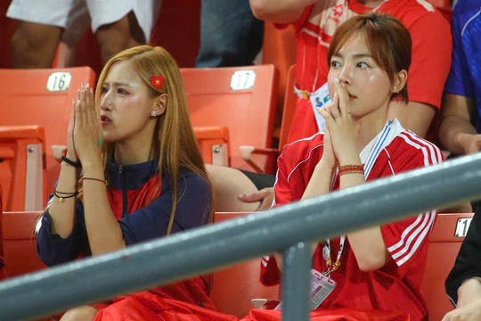 Mỹ nữ vừa phá kỷ lục SEA Games hồi hộp cổ vũ, vỡ òa cảm xúc cùng U22 Việt Nam